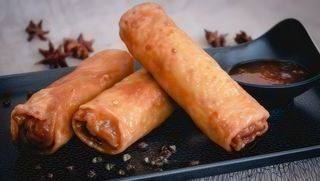 Mix de pachețele de primăvară cu sos chilli dulce