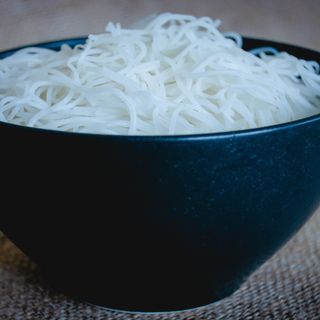 Noodles din orez cu fructe de mare și legume