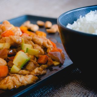 Piept de pui cu arahide