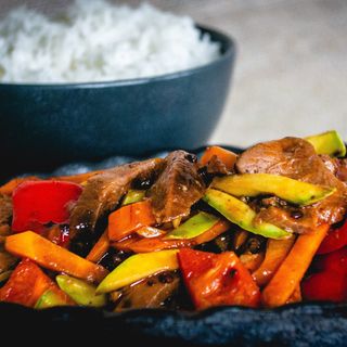 Limbă de porc în sos picant