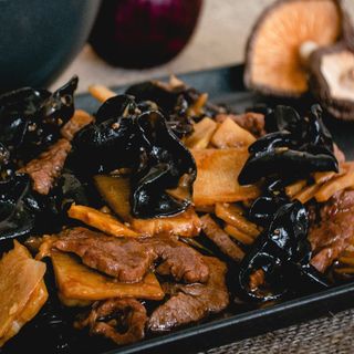 Pulpă de vită cu bambus, ciuperci aromate