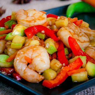 Creveți cu legume în sos