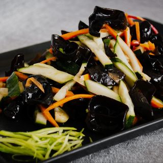 Salată cu ciuperci urechi de lemn