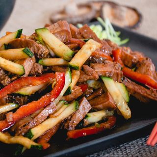 Salată cu limbă de porc și castraveți