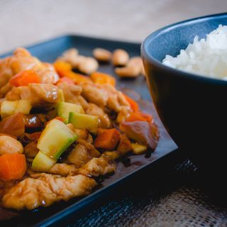 Pulpa de pui cu arahide