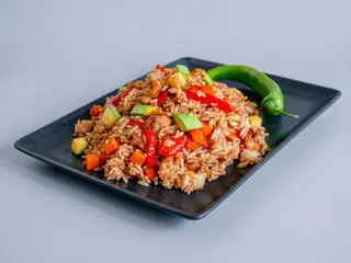 Orez prăjit cu piept de pui și legume