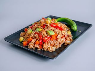 Orez prăjit cu piept de pui și legume