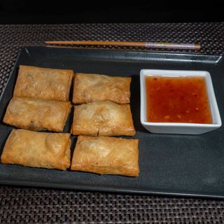 Pachețele de primăvară cu carne de pui, cu sos chilli