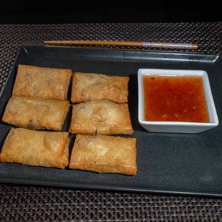 Pachețele de primăvară cu legume cu sos chilli dulce