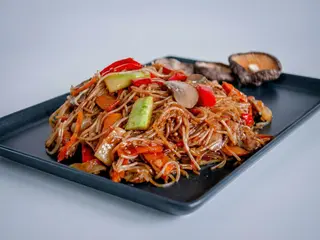 Noodles din orez cu legume și ciuperci champignon