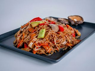 Noodles din orez cu legume și ciuperci champignon