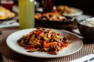 Noodles din orez cu pulpă de vită și legume