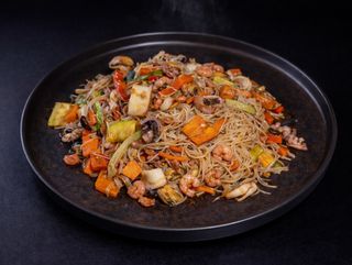 Noodles din orez cu fructe de mare și legume