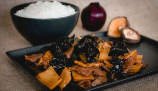 Pulpă de vită cu bambus, ciuperci urechi de lemn