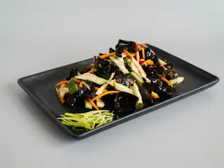 Salată cu ciuperci urechi de lemn