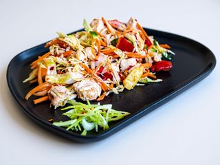 Salată cu piept de pui și legume