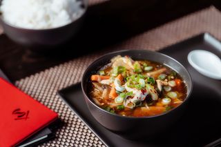 Ciorbă cu bambus și ciuperci aromate (pui sau vita)