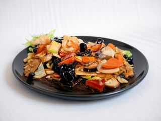 Opt feluri de legume în sos