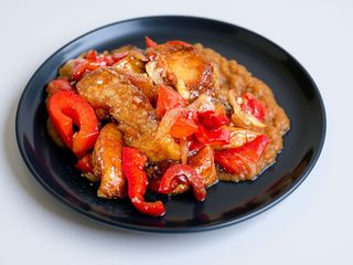 Vinete, cartofi, ardei în sos