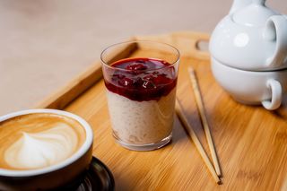 Budincă de orez cu lapte de cocos și topping de fructe de padure