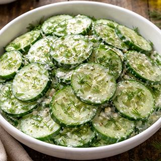 Salata de castraveti cu marar si usturoi