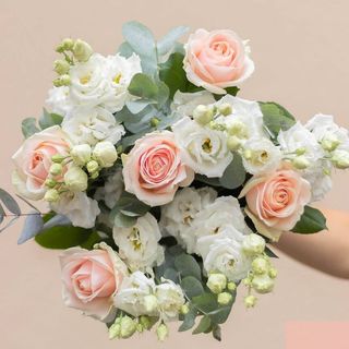 Trandafiri roz pal si lisianthus