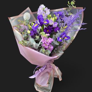 Buchet cu flori în nuanțe de mov