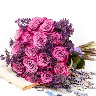 15 trandafiri mov si limonium