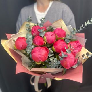 9 bujori corai cu eucalipt