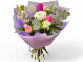 buchet cu ranunculus lalele si frezii