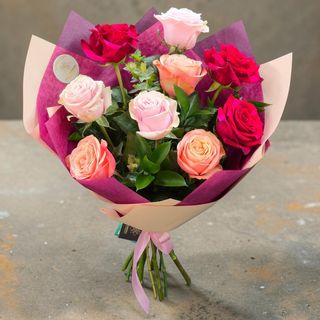 Buchet cu 9 trandafiri diferite culori