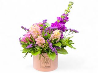 aranjament cu zambile trandafiri si matiola