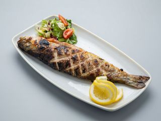 File di salmone al forno con carboni e legno di abete