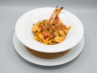 Tagliatelle con gamberi, pomodorini e zucchini