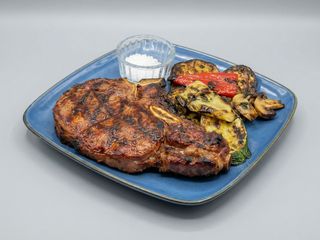 Ceafă de porc la grătar,cartofi prajiti