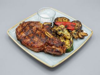 COTLET DE PORC CU OS LA GRATAR,CARTOFI PRAJITI