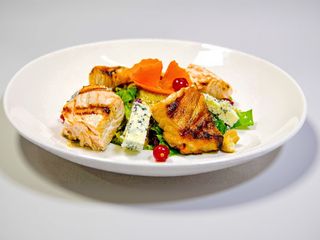 Salată cu file de somon rumenit, gorgonzola și sos de muștar