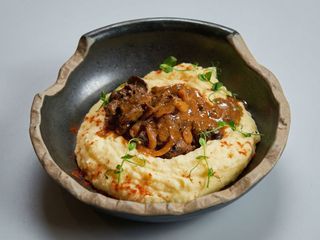 Ficăței de pui în sos de vin și usturoi cu piure