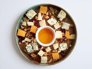 Platou de brânzeturi cu fructe