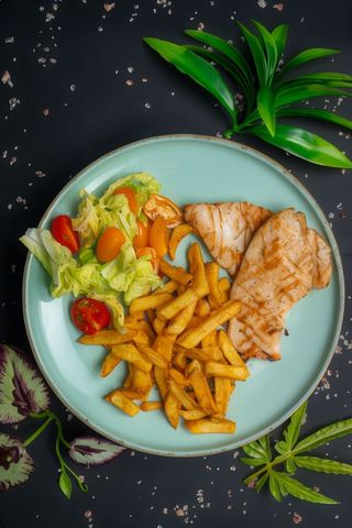 Piept de pui la gratar cu cartofi prajiti