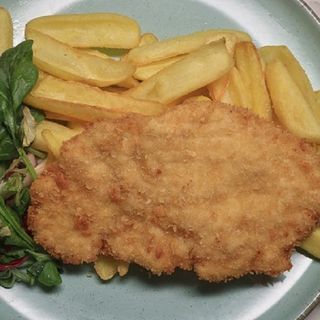 Snitel de pui cu cartofi prajiti