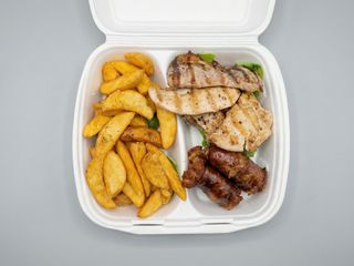 Mix grill cu cartofi wedges si mustar