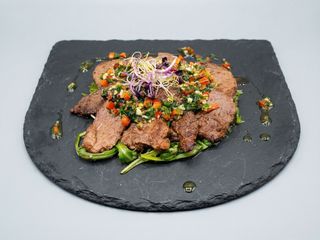 File mignon de vita pe pat rucola si sos chimichurri