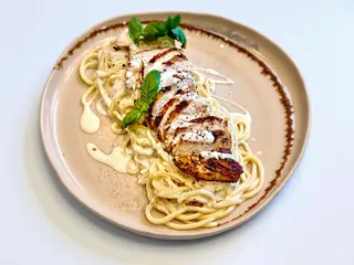 Spaghetti Alfredo cu pui