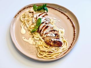 Spaghetti Alfredo cu pui