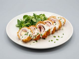 Cordon bleu din piept pui, sos gorgonzola
