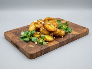 Cartofi sotati cu usturoi si slanina afumata