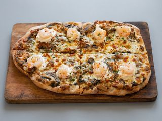 Pinsa trufe, creveti si burrata