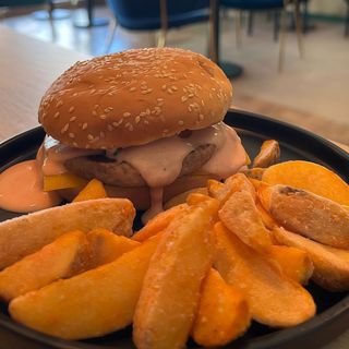 Burger de pui cu cartofi