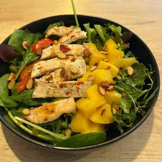 Salata picanta cu pui si mango